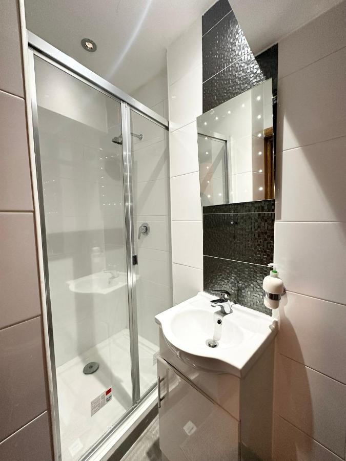 London Charm - Stylish Room In Spacious Home Экстерьер фото